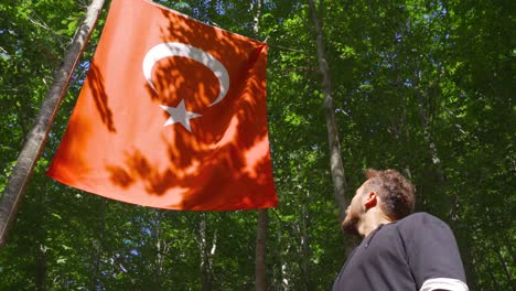 Ziviler-Junger-Mann,-Der-Die-Türkische-Flagge-Salutierte.
